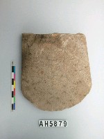 藏品(大型舌刃磨製石斧殘片)的圖片